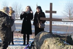 Местные жители принесли на место аварии свечи, ладанки и венок