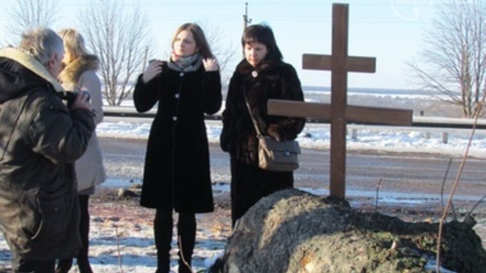 Местные жители принесли на место аварии свечи, ладанки и венок