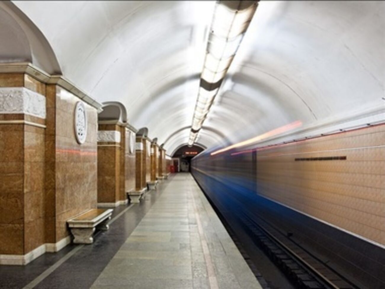 Метро остановится на минуту в 12.00