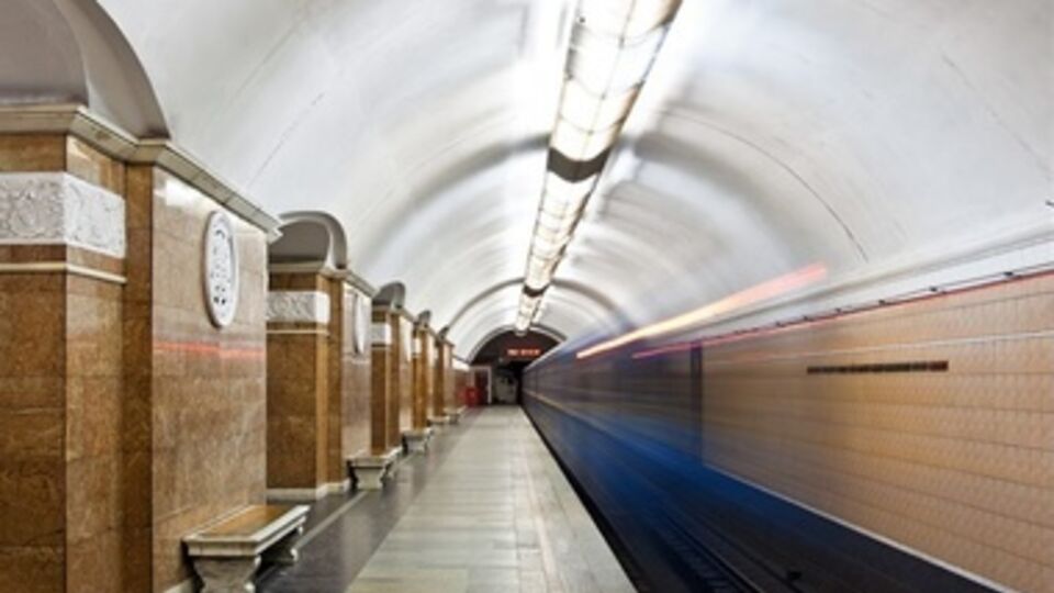 Метро остановится на минуту в 12.00