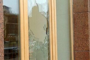 Окна разбиты в той части здания, где недавно закончился ремонт