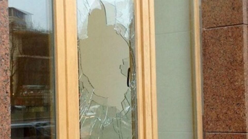 Окна разбиты в той части здания, где недавно закончился ремонт
