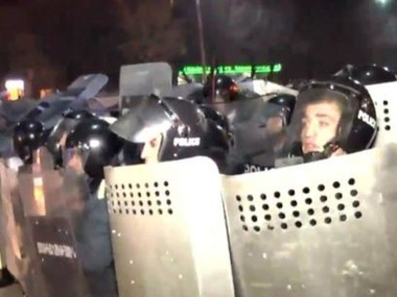 Во время столкновений полиции и демонстрантов пострадало 12 человек