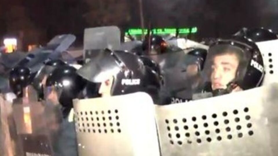 Во время столкновений полиции и демонстрантов пострадало 12 человек