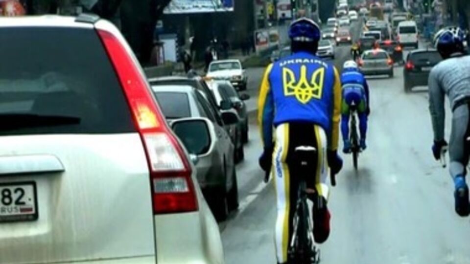 Велосипедисты в форме с изображением украинской символики прокатились улицами Симферополя