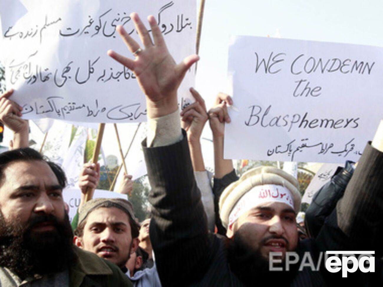 Для разгона демонстрации власти применили водометы