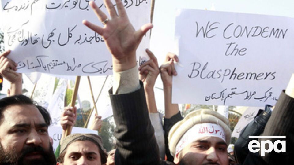 Для разгона демонстрации власти применили водометы