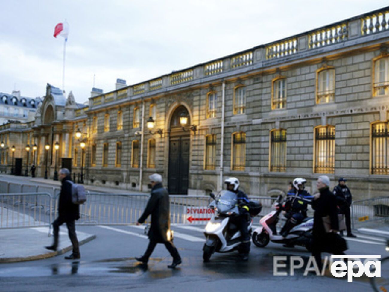 Угроза безопасности возникла после того, как ночью полиция арестовала по меньшей мере 10 человек, подозреваемых в связях с джихадистами