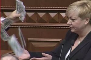 Гонтареву обсыпали деньгами