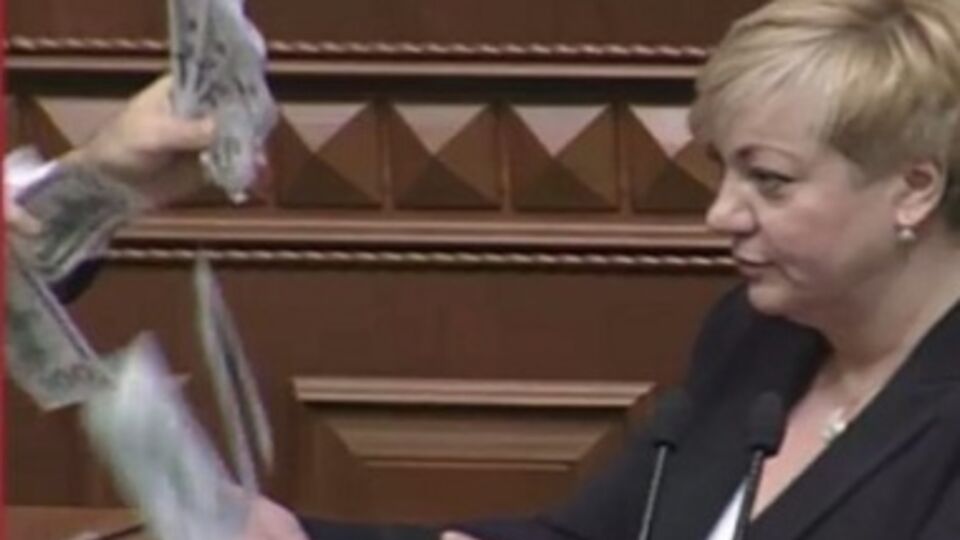 Гонтареву обсыпали деньгами