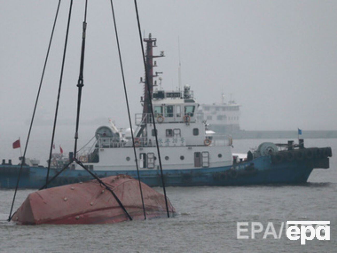 Работу спасателей затрудняют сильные течения и холодная вода&nbsp;