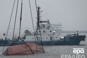 Работу спасателей затрудняют сильные течения и холодная вода