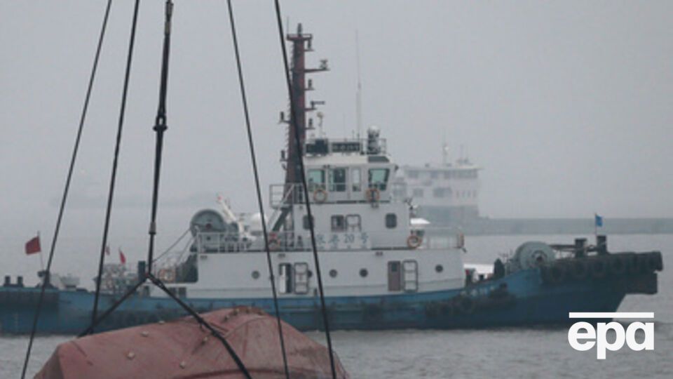 Работу спасателей затрудняют сильные течения и холодная вода