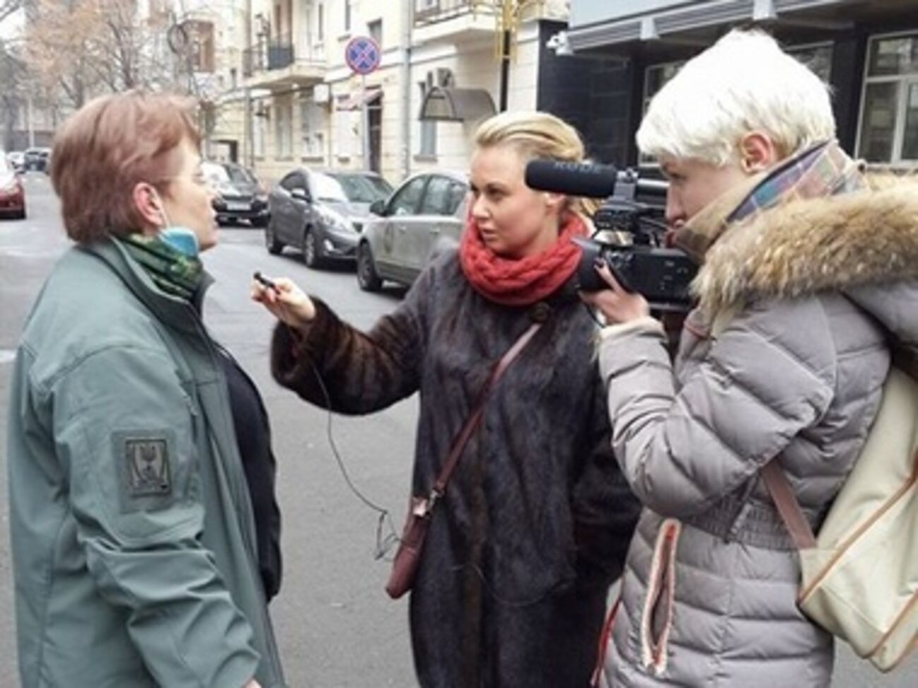 Сафаров рассказал, что увидел, как "LifeNews" берет интервью у участницы Майдана, дождался завершения интервью и сообщил женщине, какой компании она отвечала на вопросы