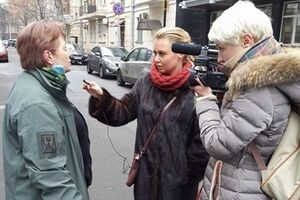 Сафаров рассказал, что увидел, как "LifeNews" берет интервью у участницы Майдана, дождался завершения интервью и сообщил женщине, какой компании она отвечала на вопросы