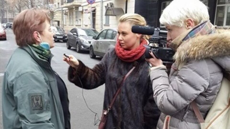 Сафаров рассказал, что увидел, как "LifeNews" берет интервью у участницы Майдана, дождался завершения интервью и сообщил женщине, какой компании она отвечала на вопросы