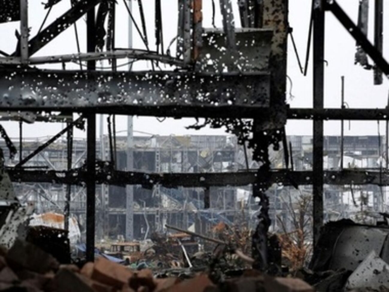 Украинские войска продолжают удерживать новый терминал донецкого аэропорта