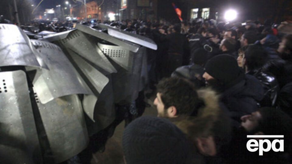 Немцов: Когда кремлевское движение объявляет обвиняемого в убийстве семьи Пермякова узником совести, они на что рассчитывают? На любовь армянского народа?