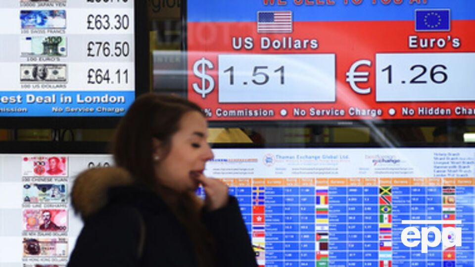 Доллар укрепляется по отношению к евро