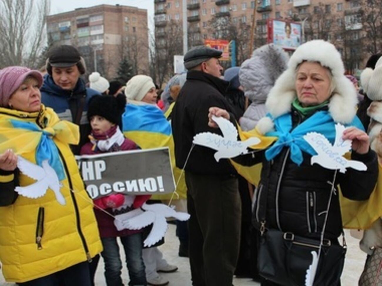 Организаторы митинга,&nbsp;другие патриотические организации города и горожане потребовали от террористов "ДНР" и "ЛНР" перестать стрелять, прикрываясь спинами женщин, детей, стариков