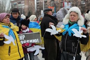 Организаторы митинга, другие патриотические организации города и горожане потребовали от террористов "ДНР" и "ЛНР" перестать стрелять, прикрываясь спинами женщин, детей, стариков