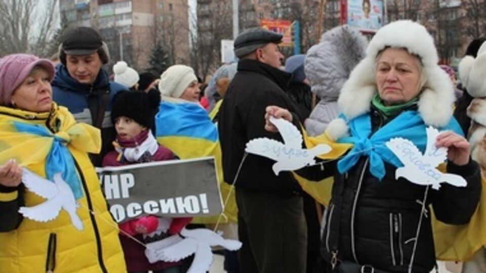 Организаторы митинга, другие патриотические организации города и горожане потребовали от террористов "ДНР" и "ЛНР" перестать стрелять, прикрываясь спинами женщин, детей, стариков