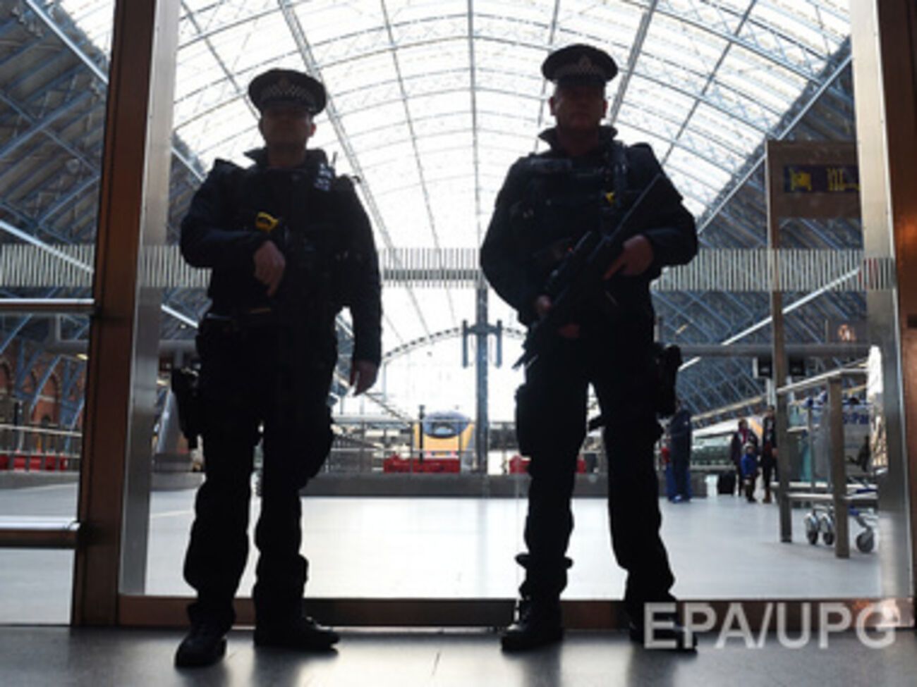 В качестве дополнительных мер безопасности сотрудникам британской полиции были розданы электрошокеры, а также усилены полицейские патрули еврейских общин