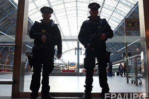 В качестве дополнительных мер безопасности сотрудникам британской полиции были розданы электрошокеры, а также усилены полицейские патрули еврейских общин