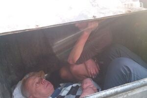 Двух судей бросили в мусорник