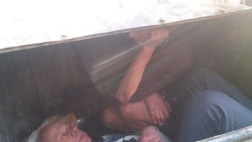 Двух судей бросили в мусорник