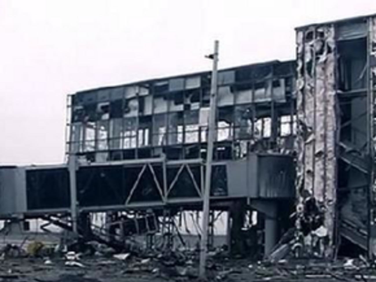 Украинские военные пытаются эвакуировать раненых из нового терминала