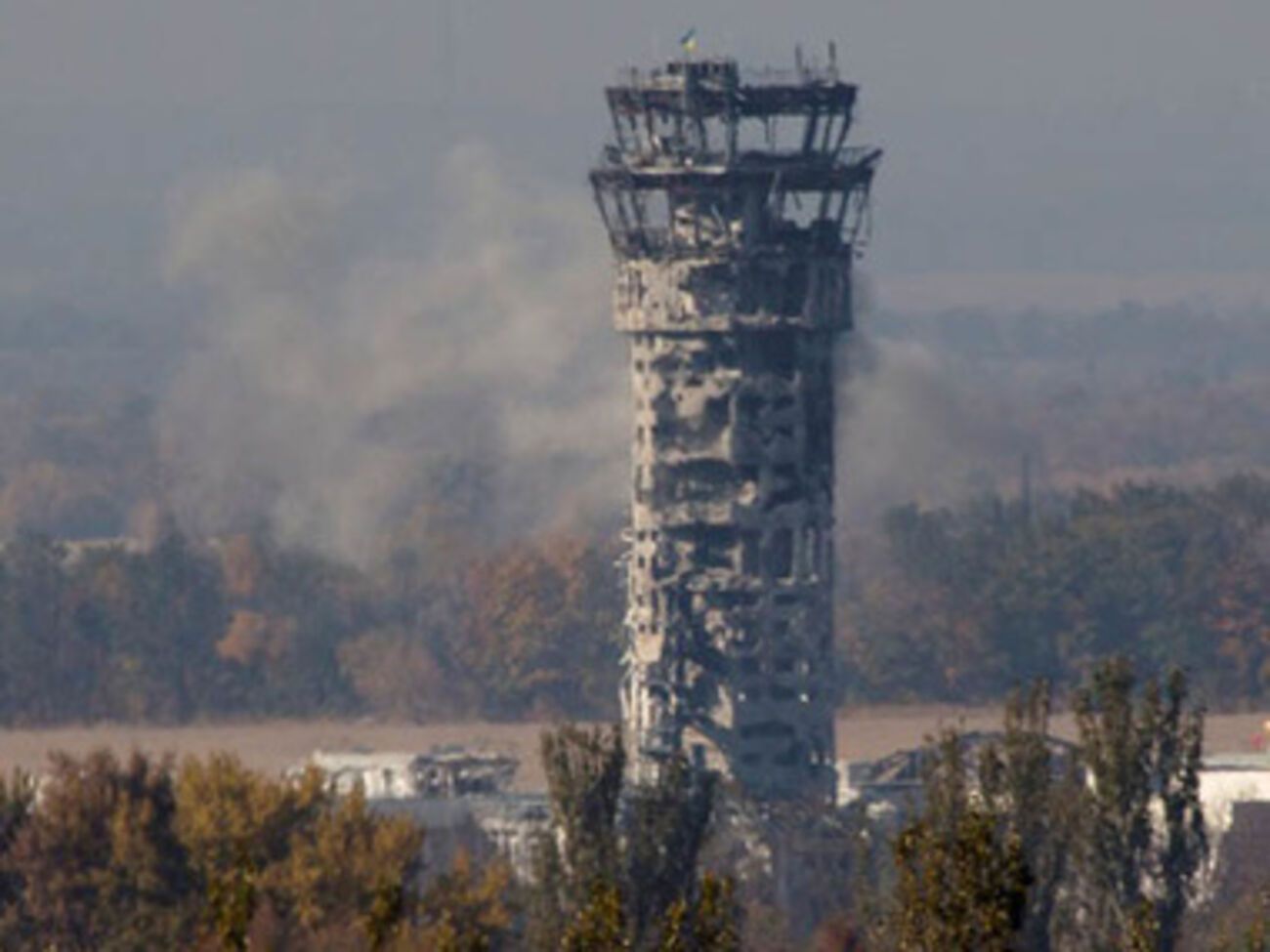 По данным пресс-службы, в районе донецкого аэропорта продолжается ожесточенное противостояние