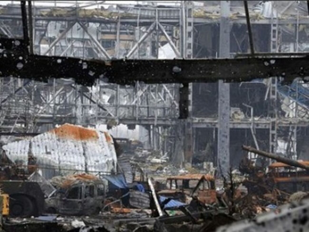 Украинские военные пробились к защитникам аэропорта и начали эвакуацию раненых