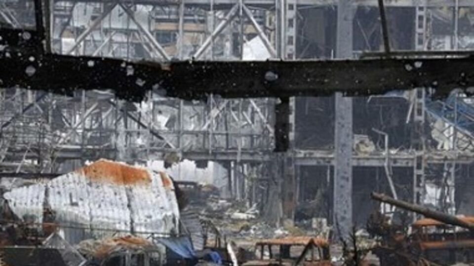 Украинские военные пробились к защитникам аэропорта и начали эвакуацию раненых