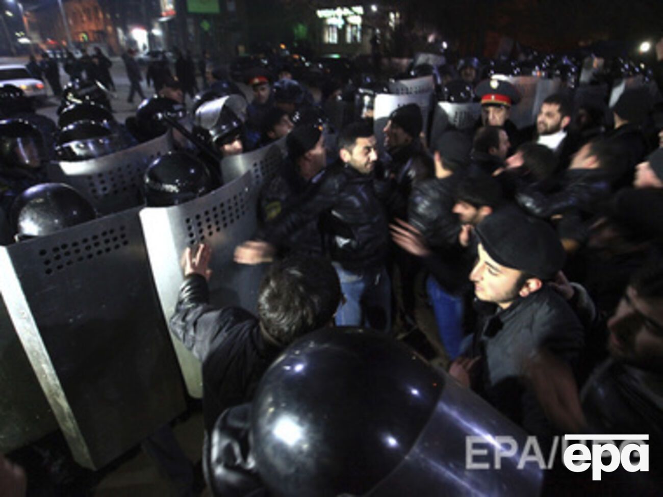 Убийство в Гюмри привело к столкновениям протестующих с полицией