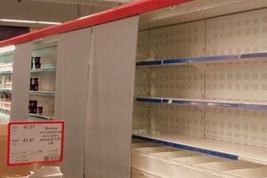 Пустые полки в крымском супермаркете