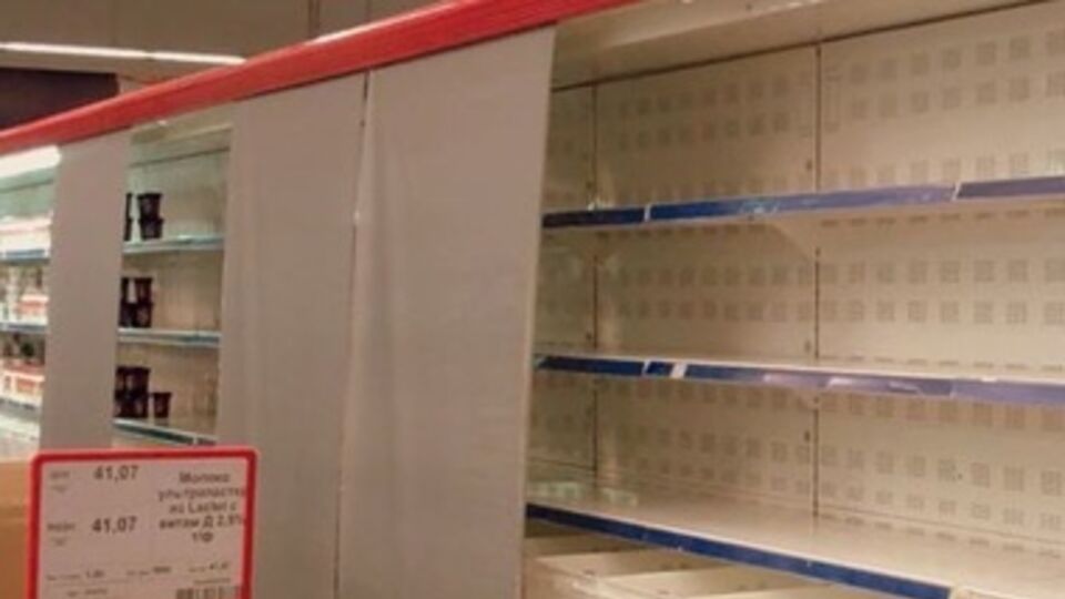 Пустые полки в крымском супермаркете