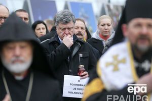 На молебен в центре Киева Порошенко пришел с плакатом "Я – Волноваха"