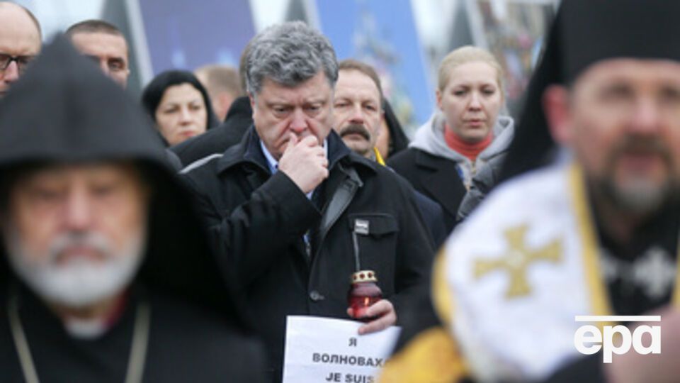 На молебен в центре Киева Порошенко пришел с плакатом "Я – Волноваха"