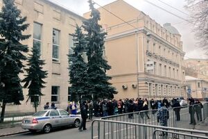 Полиция не позволила возложить цветы у стен Посольства Украины