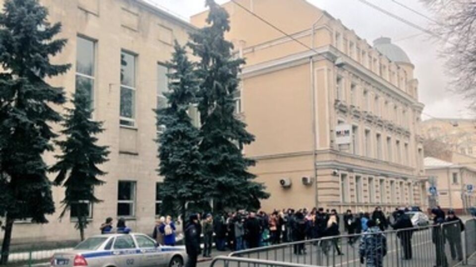 Полиция не позволила возложить цветы у стен Посольства Украины