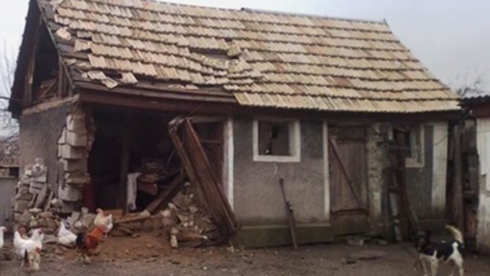 Террористы "ЛНР" разрушают инфраструктуру и дома жителей поселка Станица Луганская