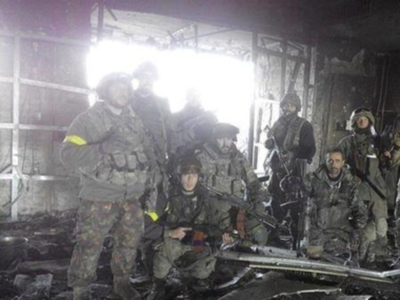 Военные в аэропорту держат оборону