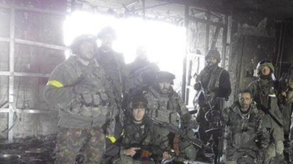 Военные в аэропорту держат оборону