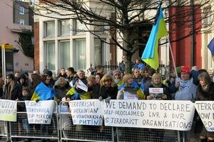 Митинг прошел возле российского посольства