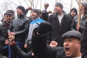 Титушки назвались представителями крымско-татарского народа