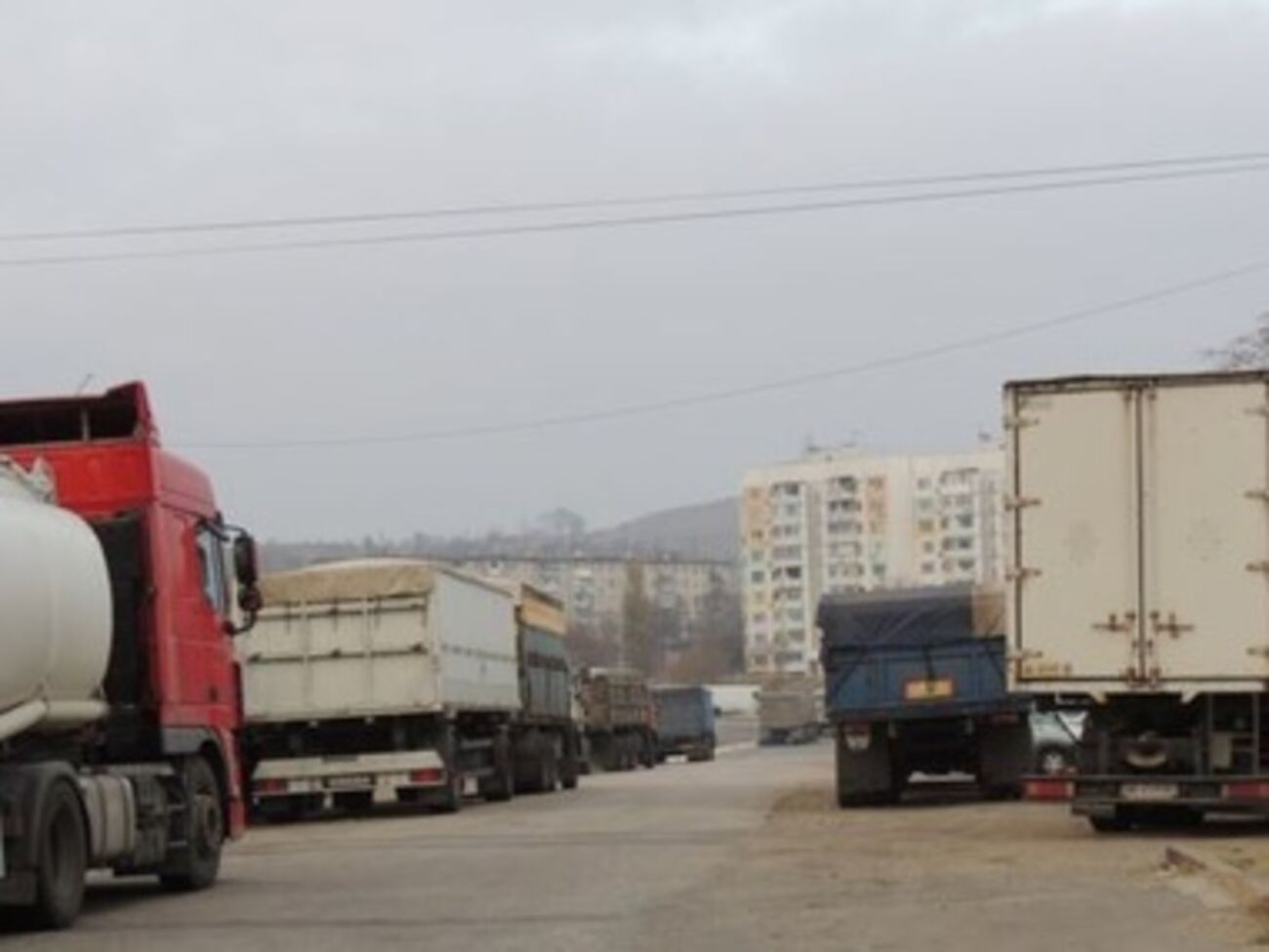 На переправе стоит очередь из грузовиков