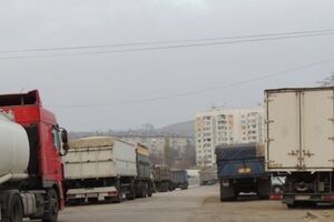 На переправе стоит очередь из грузовиков