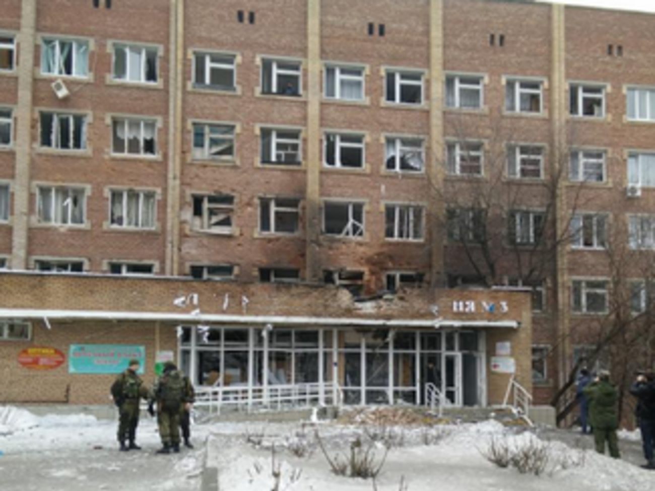 Взрыв повредил фасад больницы