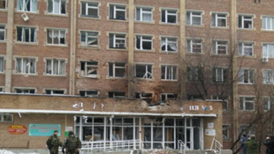 Взрыв повредил фасад больницы